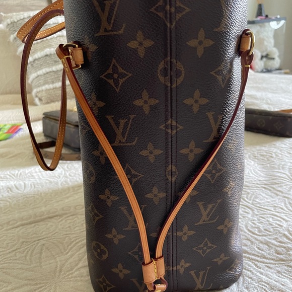 Louis Vuitton Neverfull MM Cerise - Picture 8 of 16